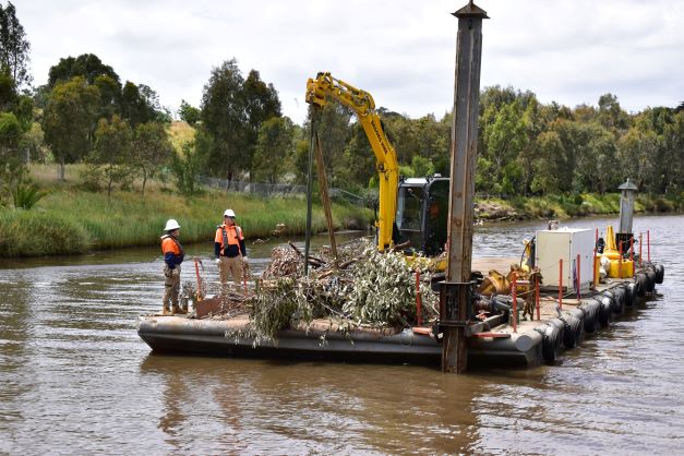 Fish habitat being installed on the Maribyrnong River